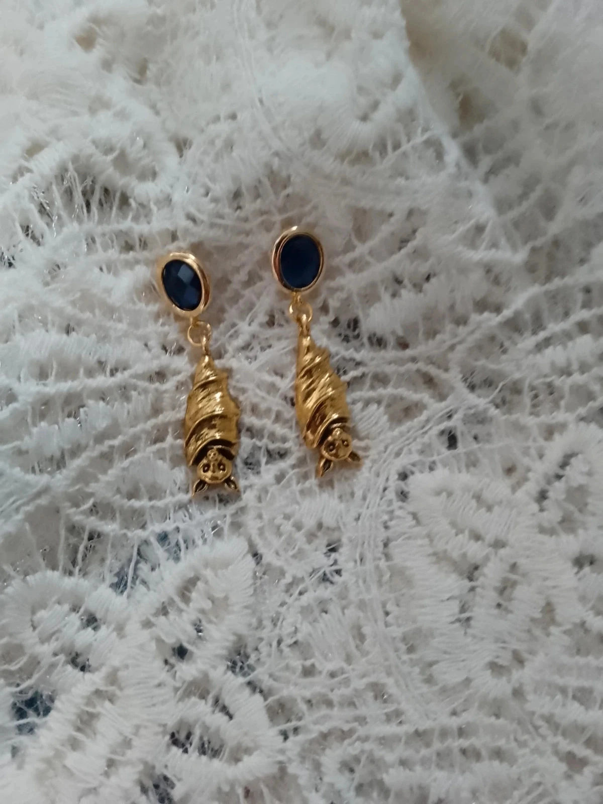 Boucles d'oreilles bohèmes chauve-souris dorées pierres bleues en verre